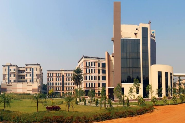 https://cache.careers360.mobi/media/colleges/social-media/media-gallery/17607/2018/12/5/Campus View of GD Goenka School of Management Gurgaon_Campus-View.jpg